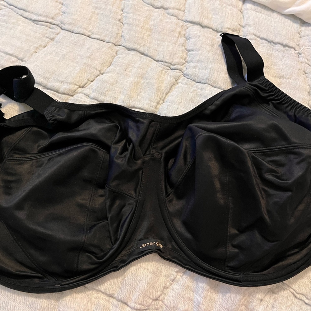 Elomi Underwire sports bra, black Size 38M.